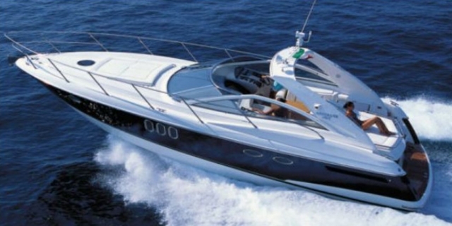 navegando en alta mar en un barco blanco